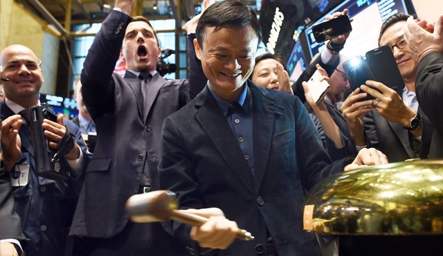 El gigante del comercio en línea Alibaba, ahora trabaja de la mano de la empresa Amblin Partners, de Steven Spielberg. AFP