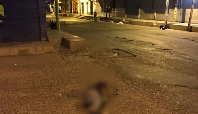 El hombre no ha identificado, fue asesinado de una puñalada en el pecho la noche del martes, en el barrio El Callejón. Cristian Herrera