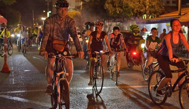 Cada viernes, la Alcaldía de Cúcuta organiza un ciclopaseo nocturno, que además de promover el deporte en la ciudadanía, lleva una jornada cultural a uno de los barrios de la ciudad. Cortesía