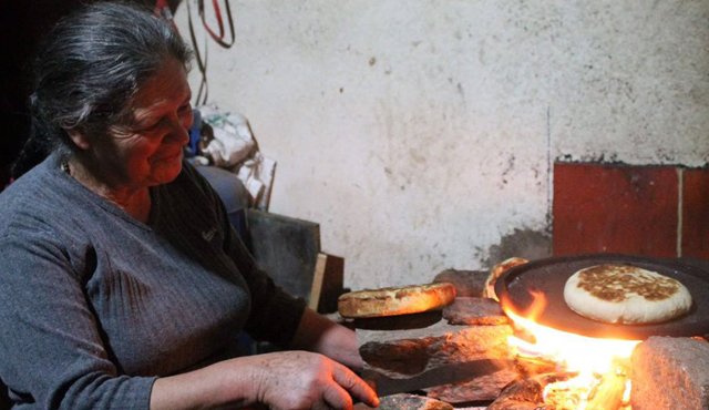 Las arepas en seco, cocidas en leña, fueron uno de los platos más apetecidos por los asistentes al I Festival de Gastronomía en Silos. Roberto Ospino