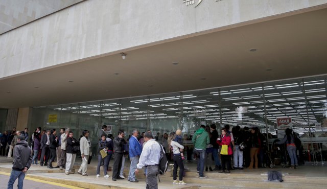 El Gobierno calcula que las personas con ingresos mensuales de $2’750.000 tendrán que declarar renta en 2018. Archivo