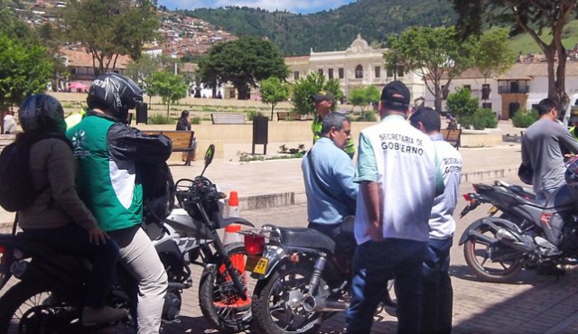 Funcionarios de la Secretaría de Gobierno del departamento con el apoyo de la Policía de Tránsito, adelantaron una campaña de prevención vial en el centro de Pamplona. Roberto Ospino