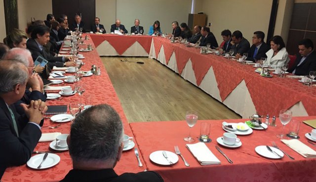 Unas horas antes de la reunión con el presidente Juan Manuel Santos, varios de los líderes que promovieron el NO en el plebiscito se reunieron Archivo