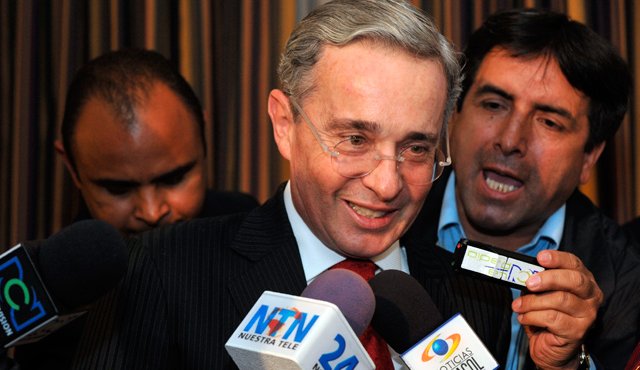 El aparato explosivo fue hallado el 22 de mayo de 2012 por un electricista del teatro que alojaría al expresidente y senador, en el vestíbulo del tercer piso. Archivo