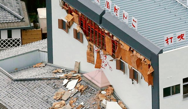 Escombros caídos de un muro dañado en un edificio quedaron repartidos sobre un tejado, tras un terremoto en Kurayoshi, este viernes. AP