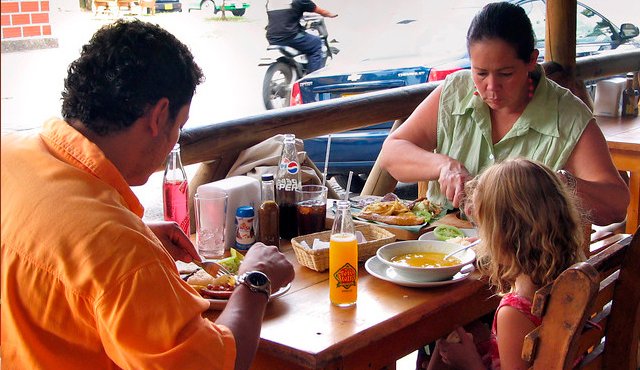El 72% almuerza fuera de casa. Colprensa