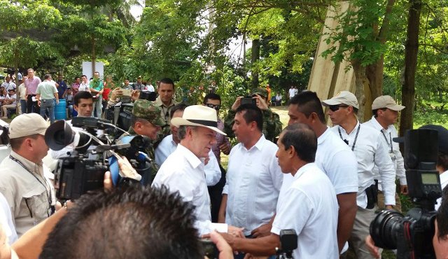 El presidente Juan Manuel Santos en la finca de un cacaotero de Tibú. Jorge Ríos