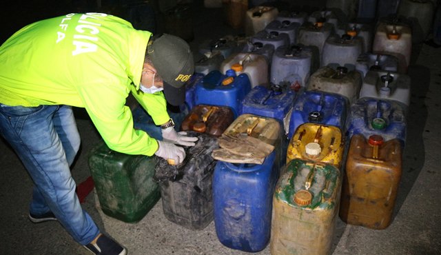 El chofer desembarcó del automotor y escapó por el solar de un inmueble contiguo dejando abandonado el automotor. Cortesía