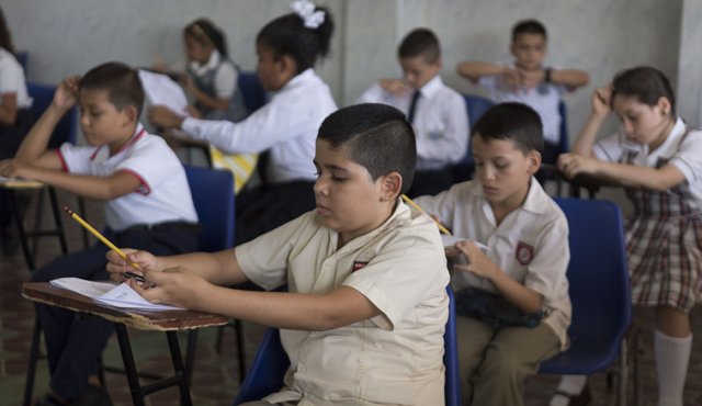 El colegio que tenga el mejor promedio de la región, recibirá un kit de libros para su biblioteca. Juan Pablo Cohen