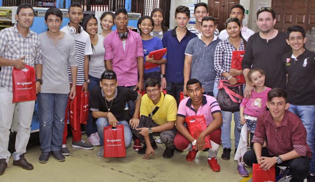 Recibieron obsequios del diario y posaron para la foto del recuerdo. Mario Caicedo