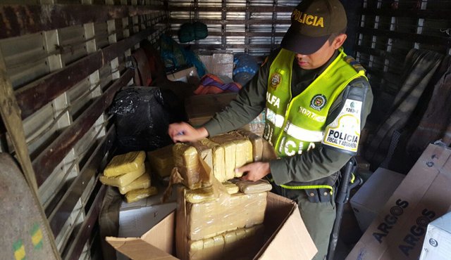 La Polfa halló una caja que contenía 50 paquetes rectangulares de droga envueltos con cinta adhesiva. Policía Nacional