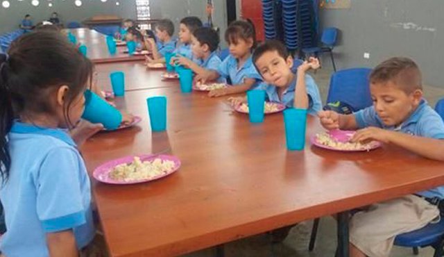 Los aspectos que evalúa el Ministerio de Educación en la visita son la parte técnica y ejecución del programa, entrega de menaje, termómetros, documentación del plan de saneamiento y registro niño a niño. Archivo