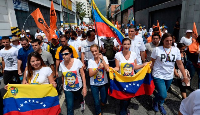 La esposa del líder de la oposición encarcelado Leopoldo López también salió a marchar junto a miles de ciudadanos, en Caracas. AFP