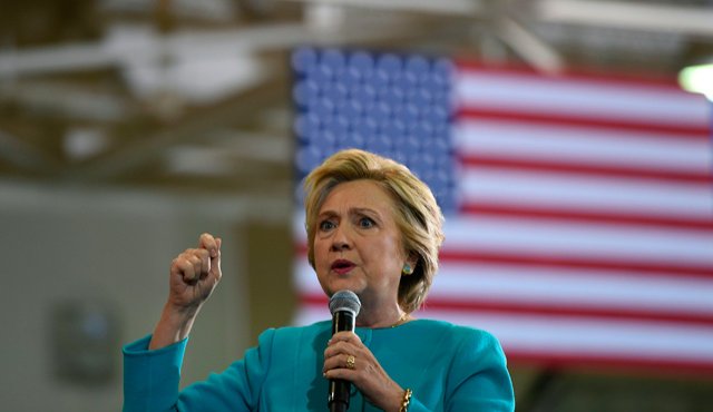 En julio pasado el FBI anunció que no presentaría cargos formales contra Clinton. Archivo