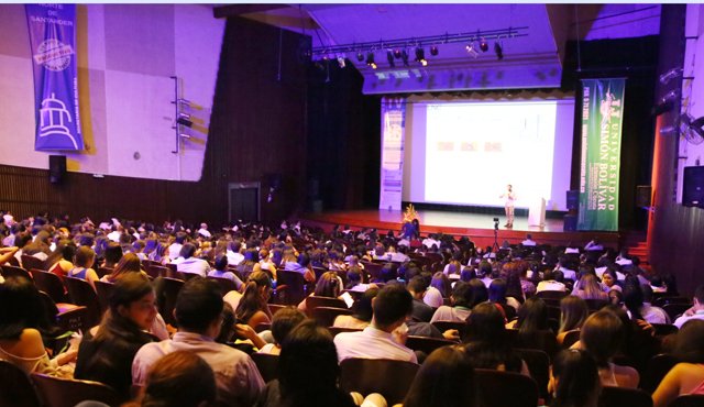 En el Teatro Zulima fue la clausura del seminario innovación en la intervención sicológica de la Universidad Simón Bolívar. La foto corresponde a la conferencia “Corteza órbito frontal y conducta adictiva” del profesor Alexander Gómez, de Estados Unidos. César Obando