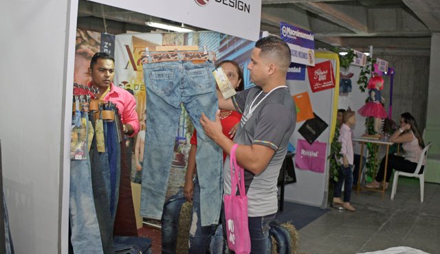 La Feria Cúcuta Moda 2016, en la cual más de 100 empresas del sector de la confección, textil y marroquinería mostraron sus productos, contribuyó al resultado positivo que ha registrado este sector en 2016. La Opinión