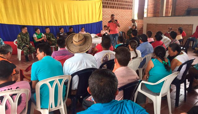 45 líderes de las Juntas de Acción Comunal (JAC) expresaron su alegría y compromiso para agilizar la obra. Ejército Nacional