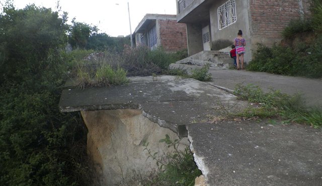 Un deslizamiento destruyó la calzada y dejó el paso reducido a poco más de un carril. Javier Sarabia