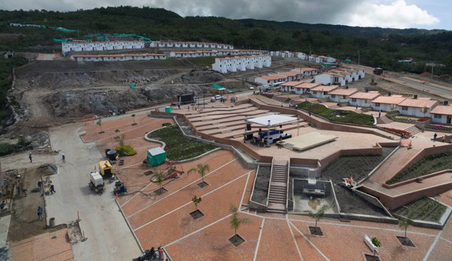 Así luce el nuevo casco urbano de Gramalote. Cerca de 150 de las 1.006 viviendas nuevas que se entregarán en el municipio ya están listas, al igual que el parque principal, donde este año se celebrará la novena navideña. Juan Pablo Cohen