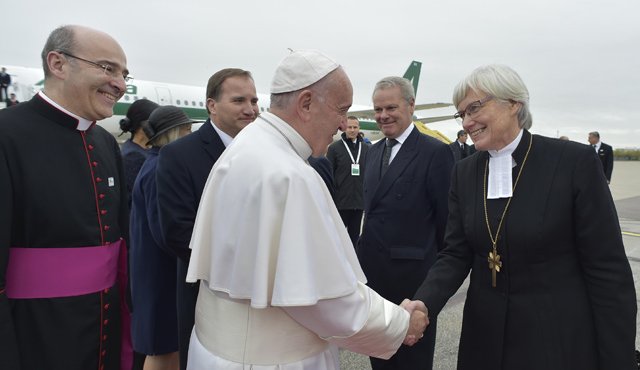 El papa Francisco recibido por Antje Jackelén, arzobispa luterana de la Iglesia de Suecia. AFP