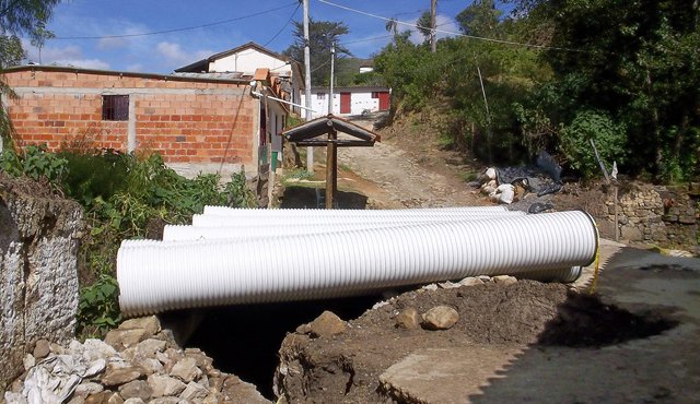 La quebrada está siendo canalizada desde la parte alta hasta el paso por el casco urbano de Cácota. Roberto Ospino