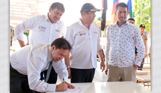 Firma del convenio. Aparecen el vicepresidente, Germán Vargas Lleras (de gorra), el gobernador, William Villamizar; el viceministro de Aguas, Harold Guerrero, y el alcalde, Henry Valero. Obando