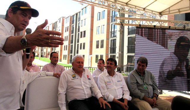 El vicepresidente Germán Vargas Lleras da a conocer al alcalde César Rojas el anuncio del Gobierno de instalar computador y servicio de internet gratuito a todas las viviendas de interés social que se han construido. Orlando Carvajal
