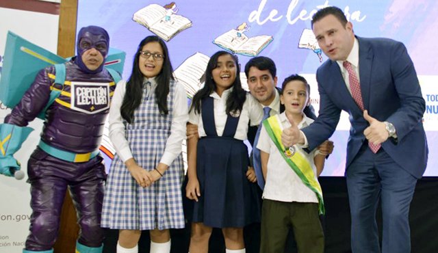 Uno de los libros preferidos de Johan Sebastían Fonseca fue Las enfermedades de Franz, de Christine Nöstlinger. En la foto el estudiante posa con las otras dos ganadoras nacionales. Archivo