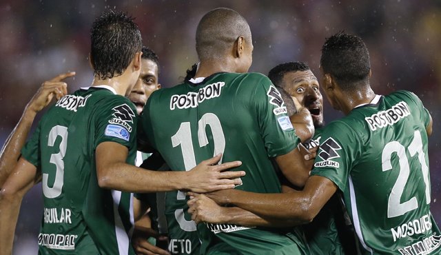 Los jugadores de Atlético Nacional celebran luego que Alvaro Pereira, de Cerro Porteño, anotó un autogol. AP
