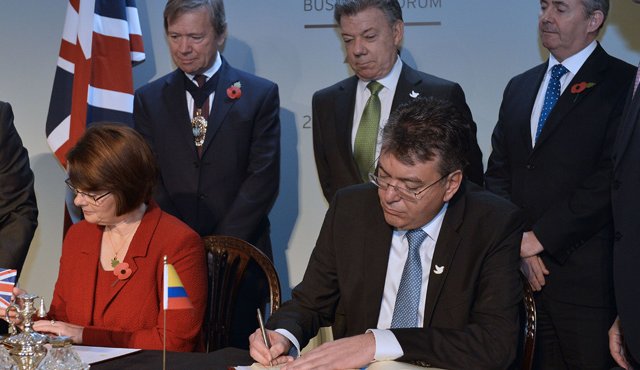 El ministro de Hacienda, Mauricio Cárdenas y la Secretaria Financiera del Tesoro, Jane Ellison, firmaron el Acuerdo de Doble Tributación del Reino Unido y Colombia en presencia del presidente Juan Manuel Santos. Presidencia de Colombia