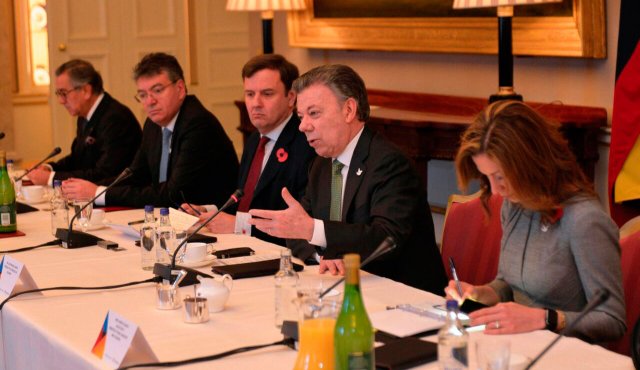El presidente Santos, durante una reunión de negocios entre el Reino Unido y Colombia, en el Palacio de Buckingham, este miércoles. Presidencia