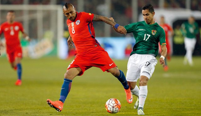 En esta foto de archivo del 6 de septiembre de 2016, aparece el jugador de Chile, Arturo Vidal, disputando el balón en el partido contra Bolivia por las eliminatorias mundialistas, en Santiago de Chile. AP