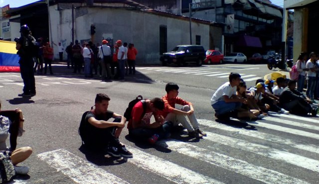 Luego de algunos minutos de tensión, los estudiantes decidieron retirarse del lugar. Eilyn Cardozo