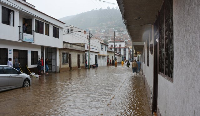 Los sistemas de desagüe colapsaron y las calles de Pamplona se inundaron. Roberto Ospino