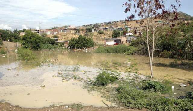 Las lluvias de los últimos días taponaron los canales de aguas en el barrio El Talento y crearon esta enorme laguna en uno de sus accesos. Mario Caicedo