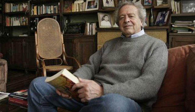 El escritor Miguel Torres consigue en esta estremecedora novela intimista recrear un escenario derruido e intacto, en contraste con una familia que hace lo que puede para crecer en medio de las persecuciones políticas, los asesinatos, la lentitud de la justicia y la frustración. Tomada de Internet