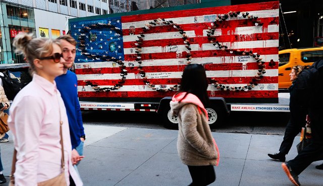 El promedio de encuestas nacionales muestra a Clinton con 45,3% de las intenciones de voto frente a 42,7% para Trump, mientras otros dos candidatos de partidos menores reúnen 8,2%. AFP