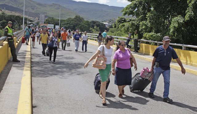 No se tiene previsto implementar nuevos controles ni exigencias para quienes cruzan la frontera entre Colombia y Venezuela usando la tarjeta. Archivo La Opinión
