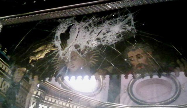 Así quedó la vitrina donde permanecía la Virgen del Rosario y el Ángel de Oro que fueron hurtados. Cortesía