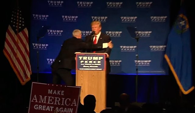 Momento en el que lo retiran del escenario. Captura video