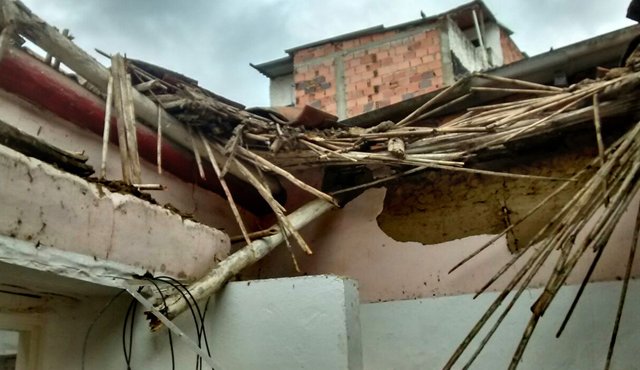 En el barrio los cerezos se desplomó el techo de esta vivienda. Las pertenencias de un estudiante universitario resultaron afectadas con los aguaceros. Roberto Ospino