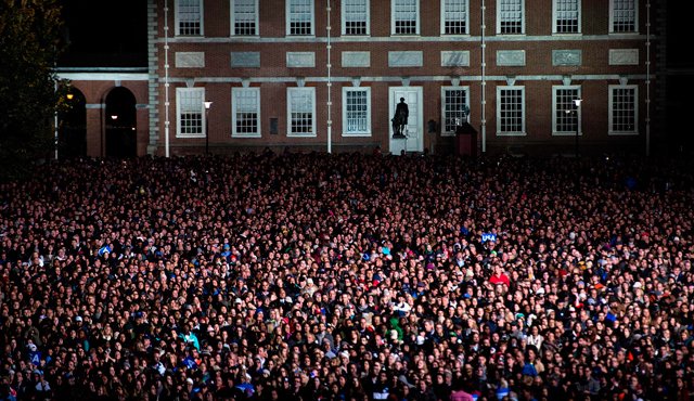 Miles de personas en una manifestación con la candidata presidencial demócrata Hillary Clinton, el expresidente Clinton, el presidente Barack Obama, en Independence Mall, este lunes.
AFP