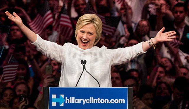 El equipo de campaña de Clinton expresó satisfacción ante el anuncio del FBI. Archivo