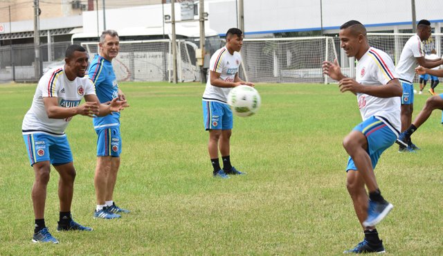 El barranquillero Macnelly Torres (derecha) ve con optimismo el partido que la Selección Colombia sostendrá este jueves a partir de las 3.30 de la tarde en el estadio Metropolitano Roberto Meléndez frente a Chile. Federación Colombiana de Fútbol