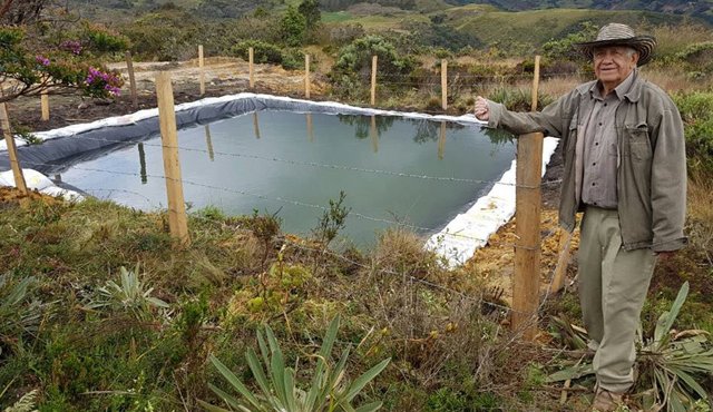 El agricultor, Luis Ernesto Mogollón, recibió el reservorio de agua, que será destinado para el riego de cultivos en épocas de sequía. Cortesía