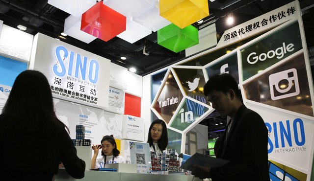 En esta foto del 28 de abril de 2016, personas visitan el stand de una compañía de red social durante la Conferencia Global de Internet 2016 en Beijing, China. AP