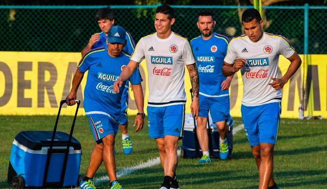James Rodriguez (izquierda) y Jeison Murillo durante una jornada de entrenamiento en Barranquilla. AFP