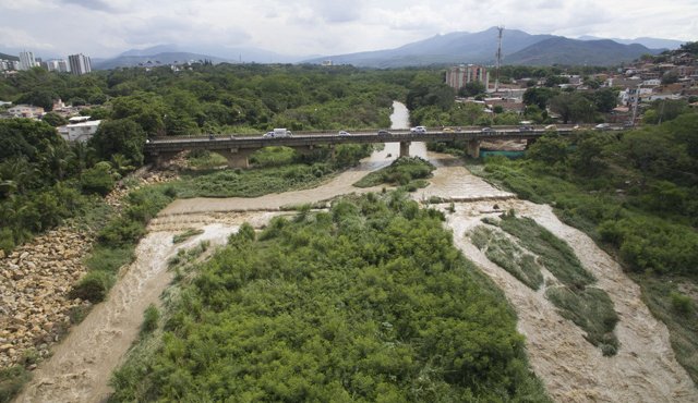 Aunque hay preocupación por la posibilidad de que en una creciente súbita el material vegetal sea arrastrado y colapse alguna zona, hasta el momento no hay señales de alerta, según las autoridades. Archivo La Opinión