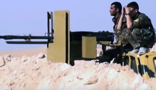 Esta imagen tomada, este lunes, por la agencia noticiosa Hawar muestra a combatientes respaldados por Estados Unidos en posición durante un combate con el grupo Estado Islámico en el norte de Raqqa, Siria. AP
