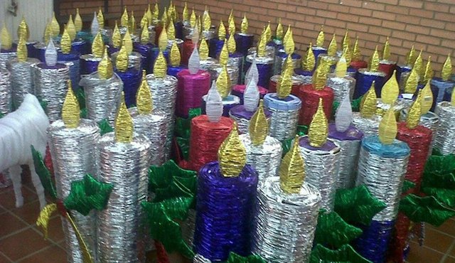 Las figuras decorativas fueron elaboradas por las asociaciones de mujeres y de de jóvenes del municipio desde septiembre pasado en los barrios. Archivo